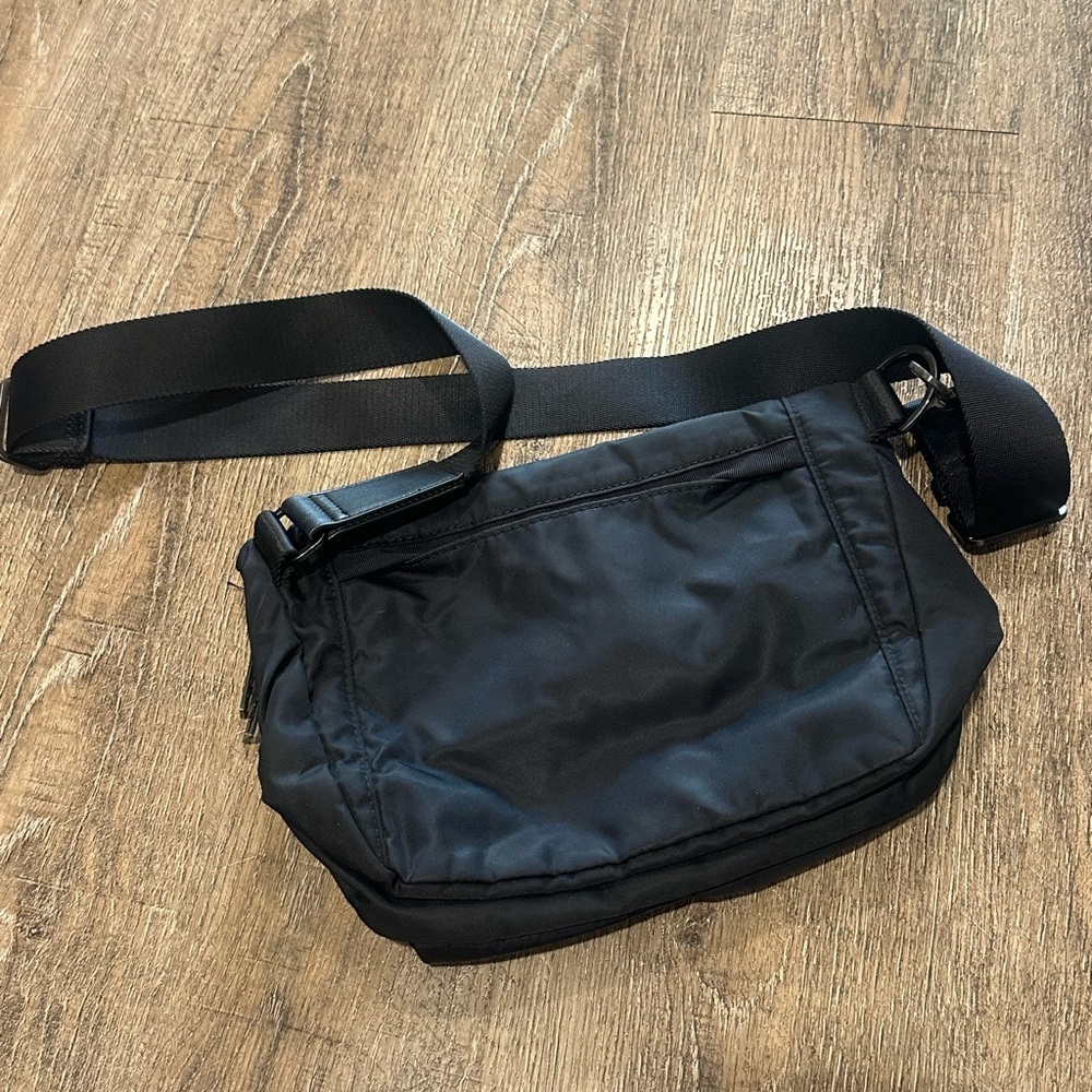 Lululemon Athletica Black Crossbody Bag - Picture 4 of 7